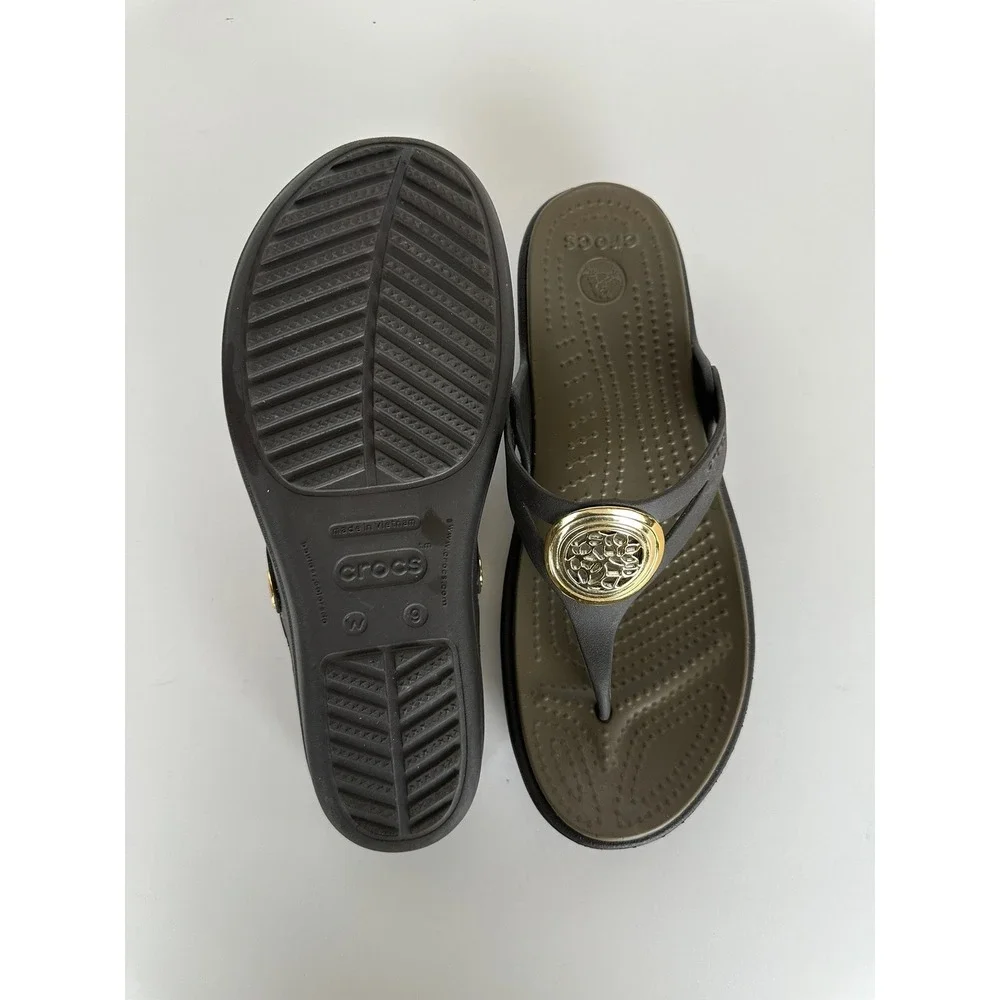 Crocs Sanrah Medallion Gold Circle Wedge Sandals Size 9 Brown Thong Flip Flops